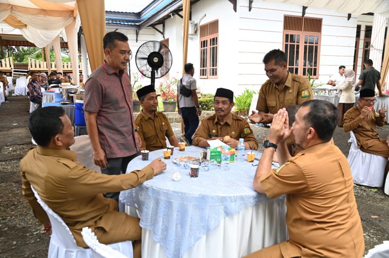 Wakil Bupati Aceh Besar Drs H Syukri A Jalil berbincang dengan sejumlah Asisten dan Kepala OPD Sekdakab Aceh Besar saat menggelar Open House di rumah Dinas Sekdakab Aceh Besar, Kota Janto, Selasa (10/06/2025).