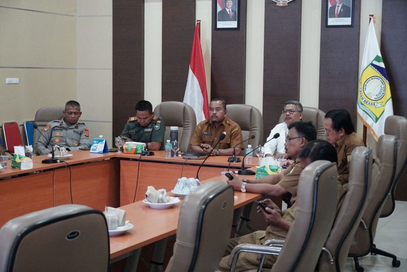 Asisten II Sekdakab Aceh Besar HM Ali S.Sos MSi, didampingi unsur Forkopimda, Kepala OPD dan Anggota, TPID Aceh Besar mengikuti Rakor Pengendalian Inflasi secara virtual zoom di Ruang Rapat Kantor Bupati, Kota Jantho, Selasa (10/06/2025).
