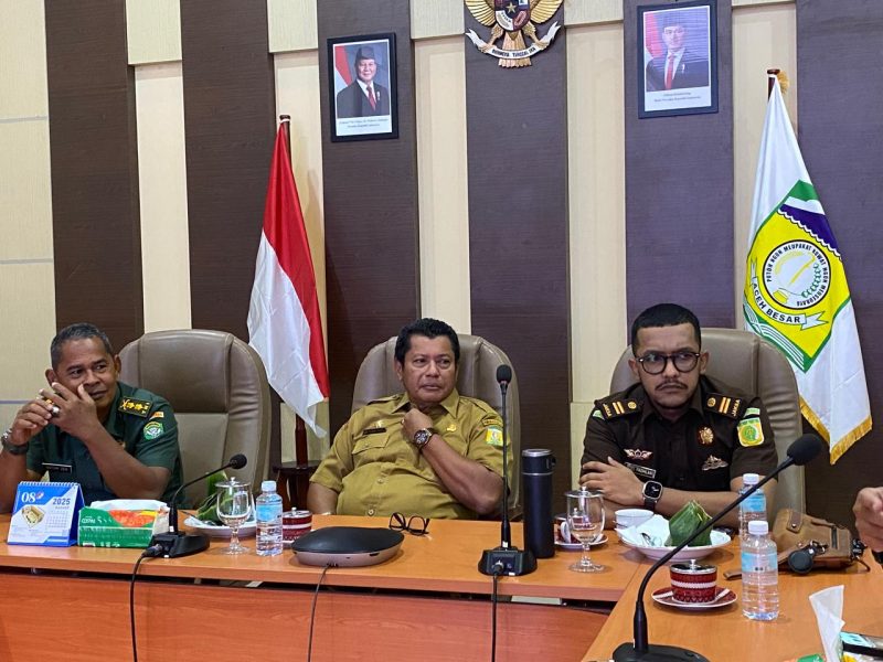 Plt. Sekda Aceh Besar Bahrul Jamil S.Sos M.Si mengikuti Rakor Pengendalian Inflasi Daerah secara virtual dengan Kemendagri di Kantor Bupati Aceh Besar, Kota Jantho, Senin (16/06/2025).