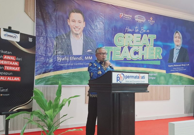 Asisten I Sekdakab Aceh Besar Farhan AP menyampaikan sambutan pada Seminar Nasional 