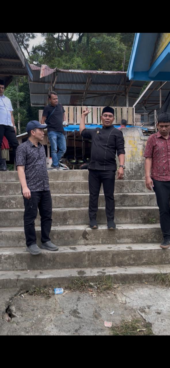 Bupati Aceh Besar H. Muharram Idris didampingi Kadis PUPR Aceh Besar Ir. Syahrial Amnullah, ST meninjau langsung lokasi pembangunan Intake SPAM Regional I Aceh Besar-Banda Aceh di Krueng Breayeun, kecamatan Leupung, Aceh Besar, Sabtu (21/06/2025).