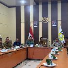 Bupati Aceh Besar Muharam Idris yang diwakili Kadis Pangan Kabupaten Aceh Besar Alyadi S Pi, MM dan dan unsur Forkopimda mengikuti Rakor Zoom Pengendalian Inflasi Daerah di Aula Lantai 3 Kantor Bupati Aceh Besar Kota Jantho, Senin(23/06/2025).