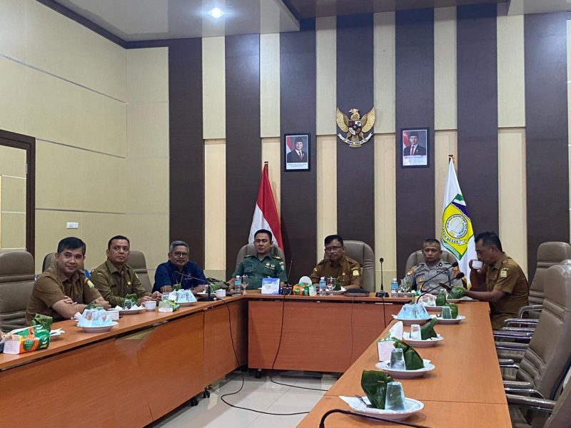 Bupati Aceh Besar Muharam Idris yang diwakili Kadis Pangan Kabupaten Aceh Besar Alyadi S Pi, MM dan dan unsur Forkopimda mengikuti Rakor Zoom Pengendalian Inflasi Daerah di Aula Lantai 3 Kantor Bupati Aceh Besar Kota Jantho, Senin(23/06/2025).