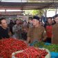Bupati Aceh Besar, H. Syech Muharram Idris, didampingi oleh Plt Kepala Dinas Koperasi, UKM dan Perdagangan (Diskopukmdag) Aceh Besar, Trizna Darma ST, serta Camat Ingin Jaya, Mubarak Akbar SSTP MM melakukan peninjauan langsung ke Pasar Induk Lambaro, Senin (23/06/2025).