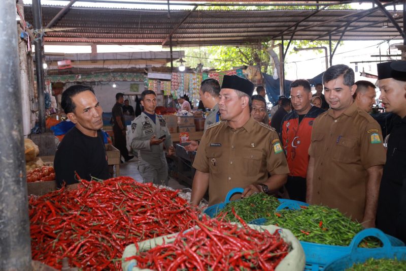 Bupati Aceh Besar, H. Syech Muharram Idris, didampingi oleh Plt Kepala Dinas Koperasi, UKM dan Perdagangan (Diskopukmdag) Aceh Besar, Trizna Darma ST, serta Camat Ingin Jaya, Mubarak Akbar SSTP MM melakukan peninjauan langsung ke Pasar Induk Lambaro, Senin (23/06/2025).