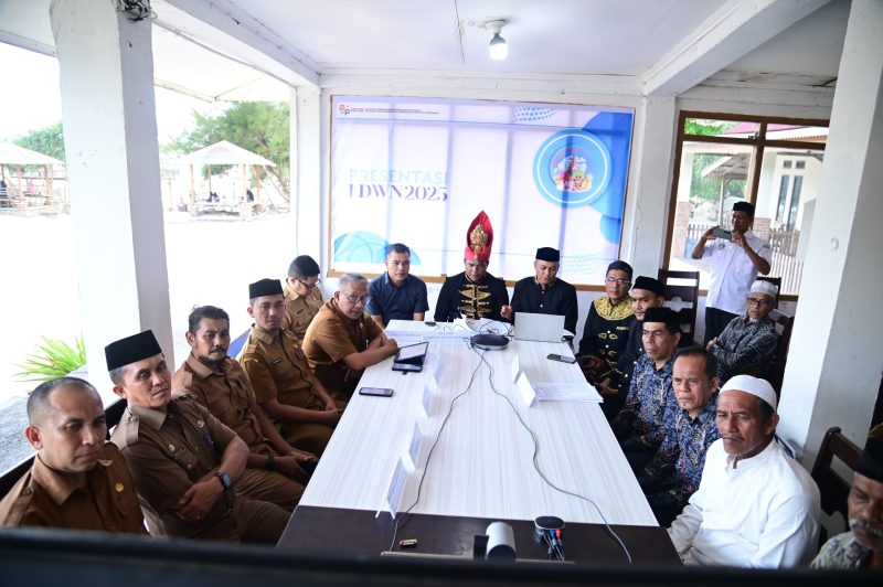 Asisten I Sekda Aceh Besar Farhan AP, mendampingi perangkat Gampong Meunasah Balee Lampuuk, saat zoom meeting persentasi materi desa wisata Gampong Menasah Balee Lampuuk, di De Resort Pantai Tebing Lampuuk, Kecamatan Lhoknga, Kabupaten Aceh Besar, Senin (23/06/2025). 