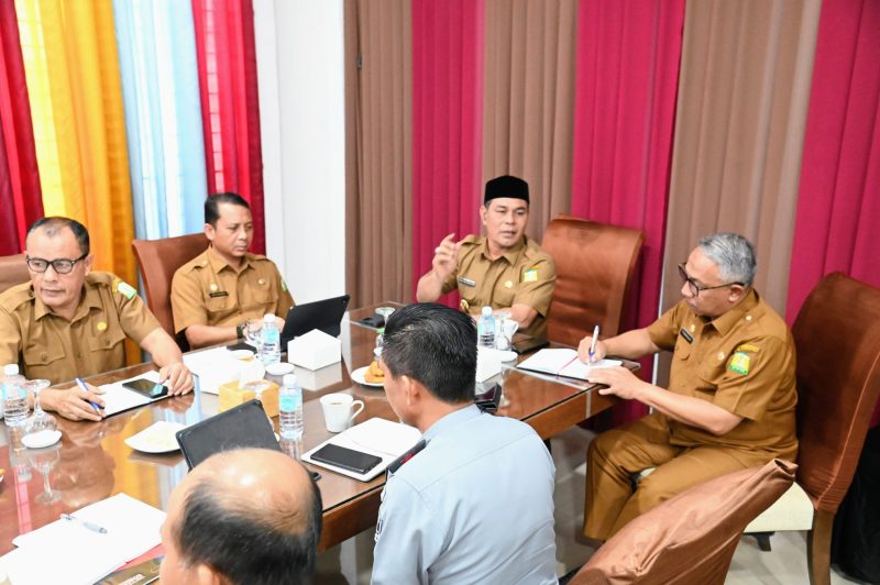 Bupati Aceh Besar, H Syech Muharram Idris melakukan pertemuan dengan Koordinasi Satgas Percepatan Pembentukan Koperasi Desa Merah Putih Prov Aceh di Gedung Dekranasda, Gampong Gani, Kecamatan Ingin Jaya, Aceh Besar, Selasa (24/06/2025).