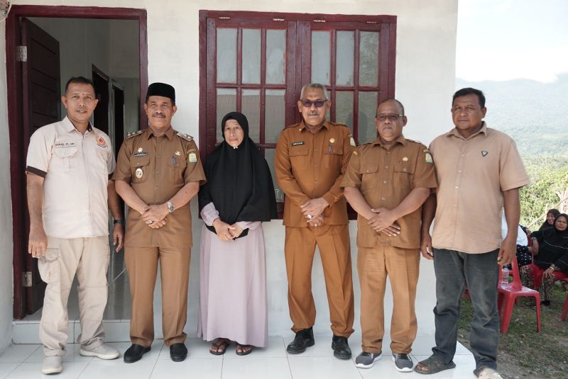 Wakil Bupati Aceh Besar Drs H Syukri menyerahkan rumah bantuan dari para dermawan dan ASN kepada Aminah, warga Gampong Bukit Meusara, Kecamatan Kota Jantho, Selasa (24/06/2025).