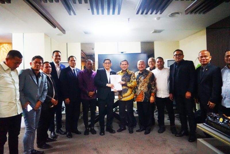 Keterangan Foto: Waki Gubernur Aceh, Fadlullah bersama Anggota DPRA dan ketua Banleg DPR RI serta jajaran saat menyerahkan draf revisi UUPA di ruang Banleg DPR RI Gedung Nusantara 1, Jakarta, Selasa 24 Juni 2025.