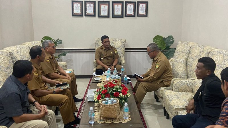 Bupati Aceh Besar, H Syech Muharram Idris terima audiensi Kepala Disparpora Aceh Besar, Abdullah, SSos dalam rangka menyampaikan laporan terkait kegiatan PORKAB Thn 2025, di Dekranasda Aceh Besar, Kecamatan Ingin Jaya, Selasa (24/06/2025). 