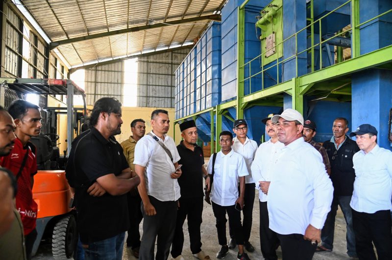 Bupati Aceh Besar, H Syech Muharram Idris meninjau pertenakan ayam di kawasan Gampong Data Makmur Kecamatan Blang Bintang, Aceh Besar, Rabu (25/06/2025).
