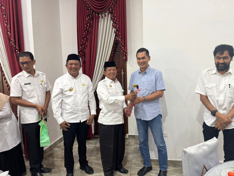 Gubernur Aceh, H. Muzakir Manaf (Mualem), bertakziah ke rumah duka almarhum Jafar alias Amawe, Ketua Komite Peralihan Aceh (KPA) Gayo Lues, di Kecamatan Dabun Gelang, Rabu, 25 Juni 2025. Almarhum wafat pada 15 Juni lalu.