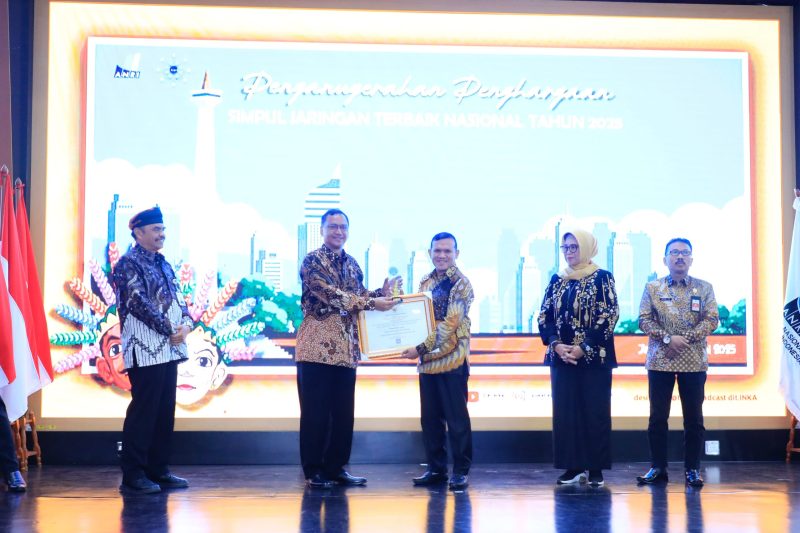 Wakil Gubernur Aceh Fadhlullah menerima penghargaan yang  diserahkan langsung oleh Kepala Arsip Nasional RI, Dr. Mego Pinandito, dalam acara penganugerahan yang berlangsung di Kantor ANRI, Jakarta, Kamis 26 Juni 2025.