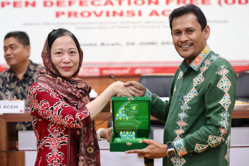 Asisten Perekonomian dan Pembangunan Sekda Aceh, Dr.Ir. Zulkifli, M.Si., bersama Direktur Kesehatan Lingkungan Kemenkes RI, Then Suyanti. MM, dalam deklarasi Open Defecation Free (ODF) —Bebas Buang Air Besar Sembarangan — Provinsi Aceh, di Gedung Serbaguna Setda Aceh, Kamis, (25/06/2025).