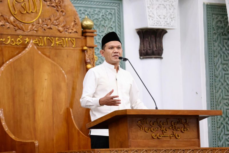 Wakil Gubernur Aceh, Fadhlullah, S.E., memberi sambutan pada Peringatan Tahun Baru Islam 1 Muharram 1447 H, sekaligus melaksanakan shalat Isya berjamaah, di  Masjid Raya Baiturrahman Banda Aceh, Kamis, (26/06/2025).