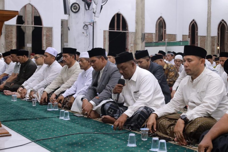 Bupati Aceh Besar H Muharram Idris bersama Wabup Aceh Besar Drs H Syukri dan para undangan mengikuti zikir, doa dan tausiah menyambut Tahun Baru Islam 1447 H di Masjid Babussalam, Kemukiman Lamteungoh, Kecamatan Ingin Jaya, Aceh Besar, Kamis (26/06/2025) malam.