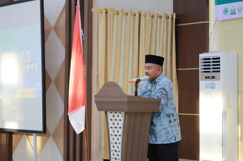 Asisten II Sekdakab Aceh Besar HM. Ali S.Sos MSi menyampaikan sambutan pada pembukaan kegiatan Dialog Ideopolitor Muhammadiyah dan Aisyiyah se-Aceh di LPMP Aceh, Niron Kecamatan Sukamakmur, Sabtu (27/06/2025).