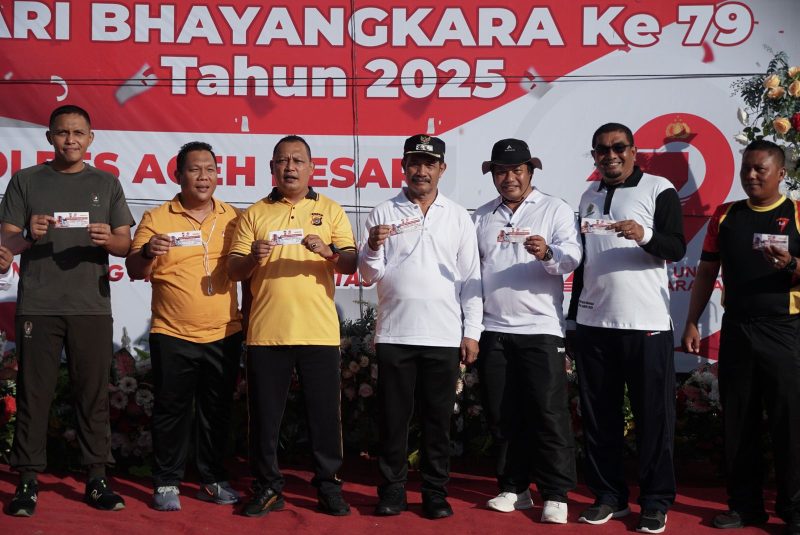 Wakil Bupati Aceh Besar Drs Syukri foto bersama Kapolres Aceh Besar dan pejabat lainnya usai mengikuti olahraga bersama di halaman Mapolres Aceh Besar, Kota Jantho, Sabtu (28/06/2025).