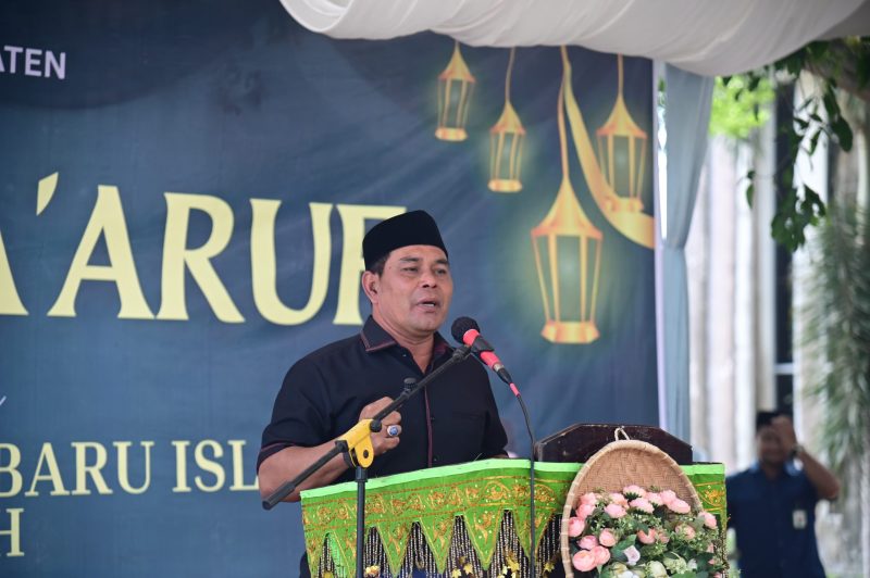 Bupati Aceh Besar, H. Muharram Idris memberikan sambutan dan sekaligus membuka Pawai Ta'aruf Peringatan Tahun Baru Islam 1447 H di halaman Gedung Dekranasda Aceh Besar, Sabtu (28/06/2025). 