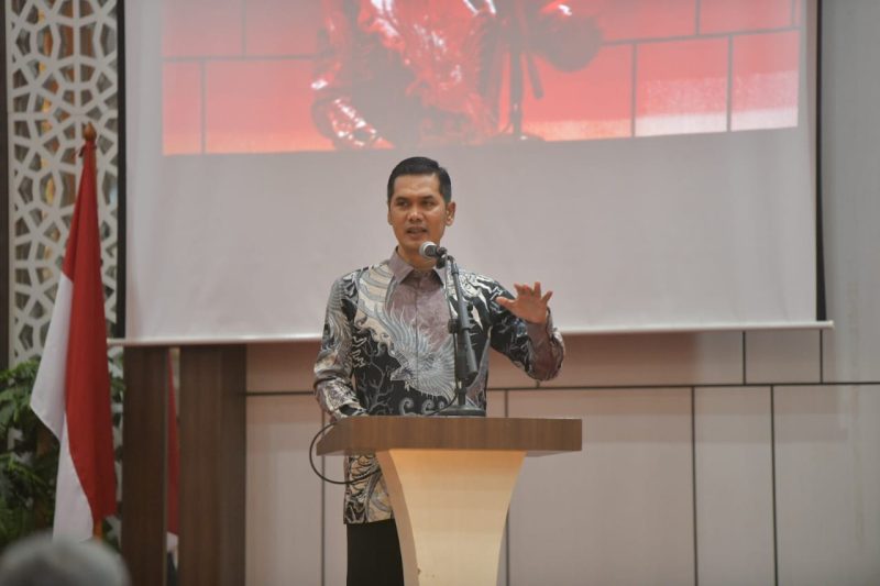 Plt. Sekda Aceh, M. Nasir, SIP. MPA Menyampaikan Sambutan pada seminar Peningkatan kualitas pendidikan Aceh bersama Menteri Pendidikan Dasar dan Menengah RI, Prof. Dr. Abdul Mu'ti, M. Ed di Aula Dinas Pendidikan Aceh, Sabtu Malam, Banda Aceh, (28/06/2025).