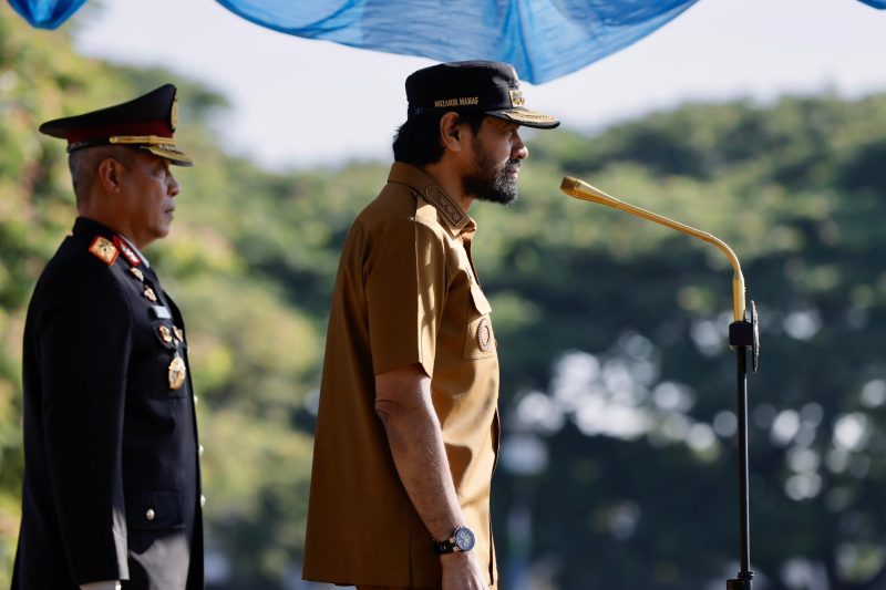 Gubernur Aceh, Muzakir Manaf, bertindak sebagai Inspektur Upacara pada peringatan Hari Ulang Tahun (HUT) Bhayangkara ke-79 yang digelar di Lapangan Blang Padang, Banda Aceh, Selasa (01/07/2025).