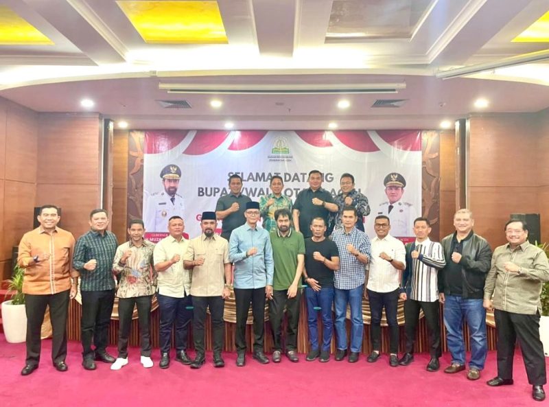 Gubernur Aceh, H. Muzakir Manaf, melakukan pertemuan bersama Anggota DPR RI dan DPD RI asal Aceh serta  bupati dan wali kota se-Aceh di Kantor Badan Penghubung Pemerintah Aceh, Jakarta, Kamis 03/07/2025, malam.