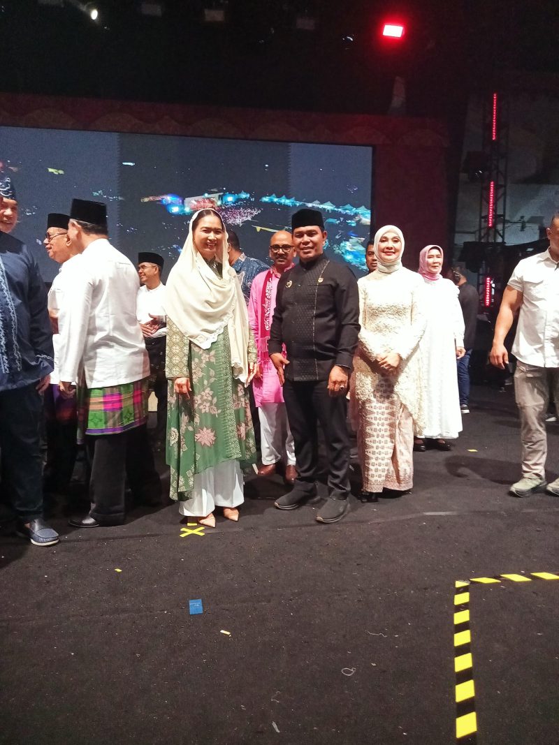 Bupati Aceh Besar, Muharram Idris foto bersama Wakil Menteri Pariwisata Ni Luh Puspa pada malam puncak festival seni budaya dan sekaligus peringatan menyambut tahun baru Islam 1447 H yang berlangsung di Lapangan Sport Center, Pantai Panjang, Kota Bengkulu, Sabtu, (05/07/2025). 