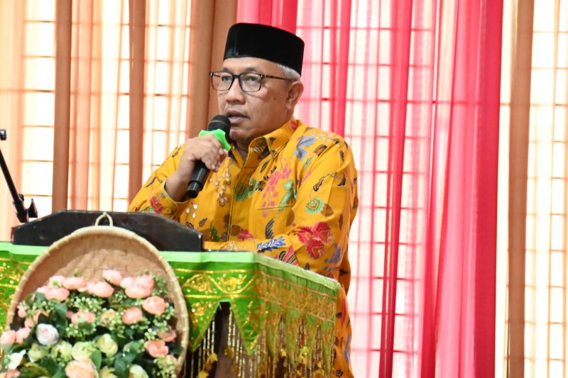 Asisten 1 Sekdakab Aceh Besar, Farhan AP menyampaikan arahan dan sekaligus penutupan STQ Tingkat Kabupaten Aceh Besar Tahun 2025 di Gedung Dekranasda Gampong Gani, Kecamatan Ingin Jaya, Aceh Besar, Minggu (06/07/2025).