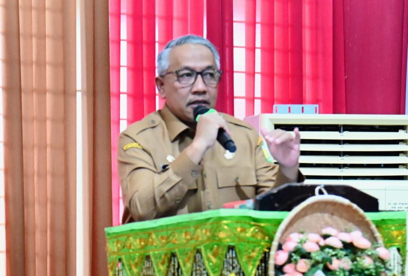 Asisten 1 Sekdakab Aceh Besar, Farhan AP menyampaikan sambutan sekaligus membuka acara Bimtek Literasi Informasi Kabupaten Aceh Besar Tahun 2025 di Gedung Dekranasda Gampong Gani, Kecamatan Ingin Jaya, Aceh Besar, Selasa (08/07/2025).