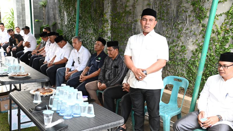 Bupati Aceh Besar, H Syech Muharram Idris menyampaikan tausyiah saat melayat ke rumah almarhum dr Haryati binti Radin Suharyo di Gampong Lampeuneurut, Kecamatan Darul Imarah, AcehBesar, Rabu (09/07/2025).