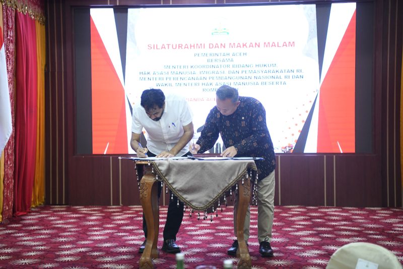 Gubernur Aceh, Muzakir Manaf, menandatangani MoU kerja sama dengan  Menteri Koordinator Bidang Hukum, Hak Asasi Manusia, Imigrasi, dan Pemasyarakatan Indonesia Yusril Ihza Mahendradi restoran Pendopo Gubernur Aceh,(09/07/2025).