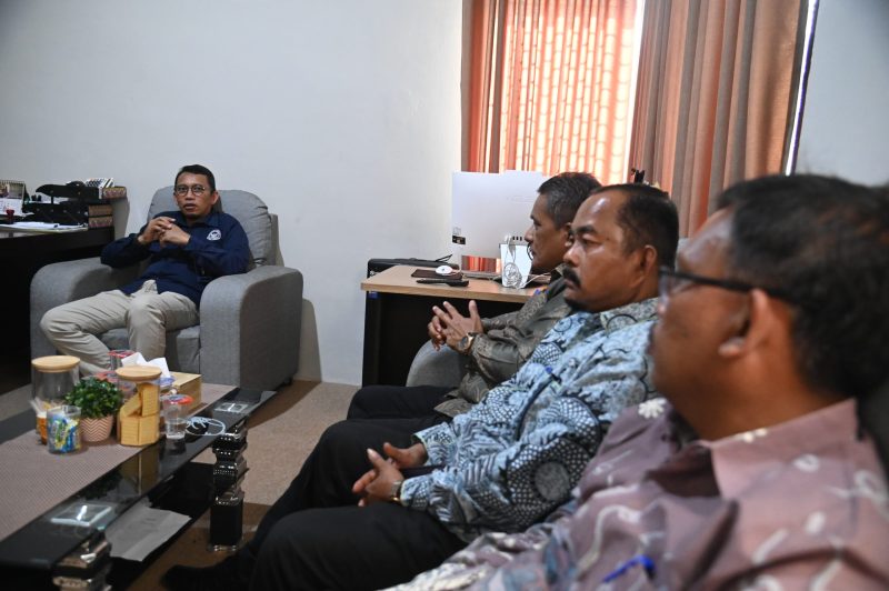 Asisten II Sekdakab Aceh Besar, M. Ali, S.Sos., M.Si., menyambut langsung kedatangan Asisten Deputi PKRL Kemenko Pangan RI, Muh. Rasman Manafi, di Gampong Meunasah Intan, Kecamatan Krueng Barona Jaya, Kamis (10/07/2025).