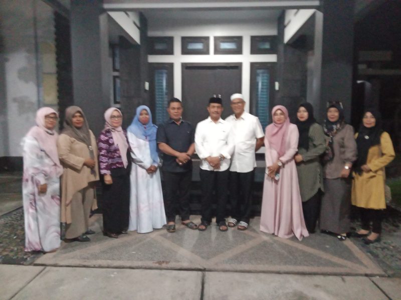 Foto bersama Bupati Aceh Besar H. Muharram Idris (Syech Muharram) dan Wakil Bupati Aceh Besar Drs. H. Syukri A. Jalil dengan Panitia Kegiatan Jambore Kemanusiaan Peduli Kesehatan Masyarakat Daerah Pesisir, Sabtu, (12/07/2025). 