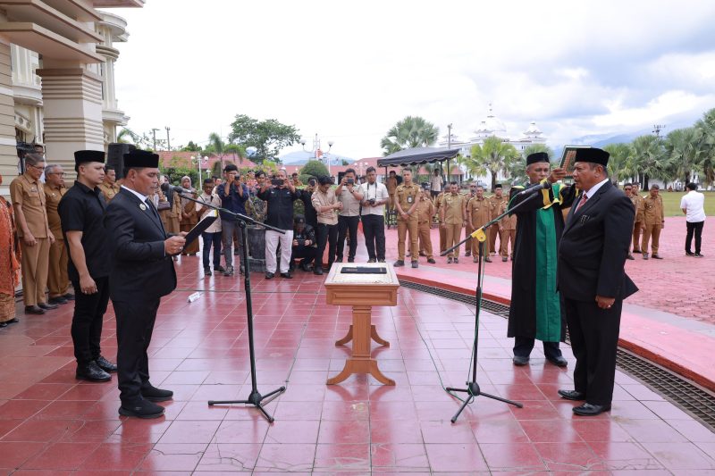 Bupati Aceh Besar H Muharram Idris (Syech Muharram), melantik Bahrul Jamil SSos MSi sebagai Sekda Aceh Besar definitif, di halaman Kantor Bupati Aceh Besar, Kota Jantho, Senin (14/07/2025).