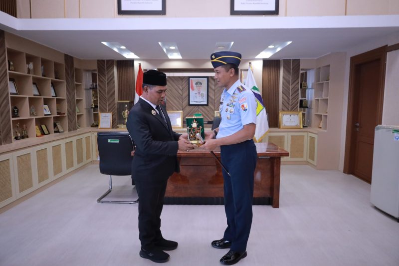 Bupati Aceh Besar, H. Muharram Idris (Syech Muharram), menyerahkan cinderamata kepada Danlanud SIM Kolonel Pnb Hantarno Edi Sasmoyo, M.Han, di ruang kerja Bupati Aceh Besar, Kota Jantho, Senin (14/07/2025).