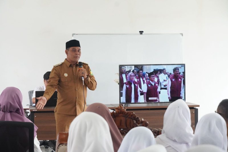 Bupati Aceh Besar, H. Muharram Idris atau memberikan sambutan pada Pembukaan Masa Pengenalan Lingkungan Sekolah Rakyat Tahun Ajaran 2025/2026 yang dipusatkan di Sentra Darussa’adah, Kecamatan Darul Imarah, Kabupaten Aceh Besar, pada Senin (14/07/2025).