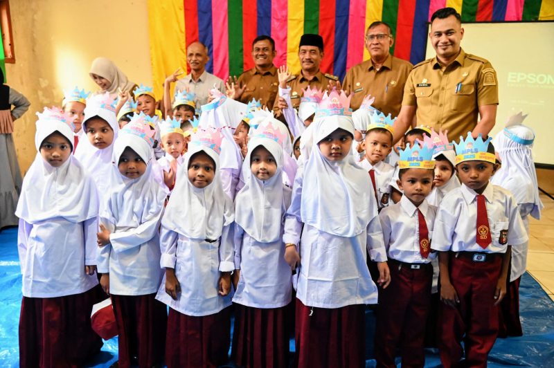Wakil Bupati Aceh Besar Drs H Syukri A Jalil memantau langsung hari pertama masuk sekolah di SDN Blang Bintang, Gampong Cot Mon Raya, Kecamatan Blang Bintang, Aceh Besar, Senin (14/07/2025).