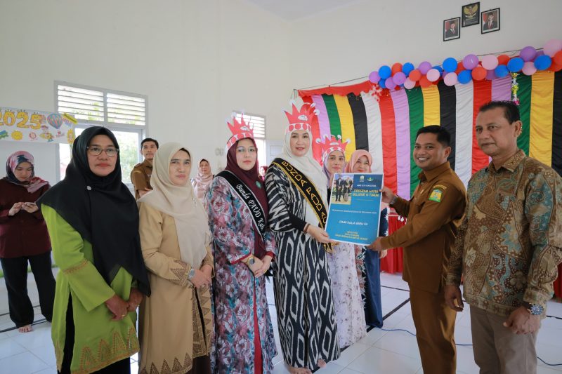 Bunda PAUD Aceh Besar Hj. Rita Mayasari mendampingi Bunda PAUD Aceh Marlina Muzakir pada saat meninjau pelaksanaan MPLS di TK Babussa'dah dan SD Negeri Lhok Seumelu, bertempat Gampong Kayee Kunyet, Blang Bintang, Aceh Besar, (15/07/2025).