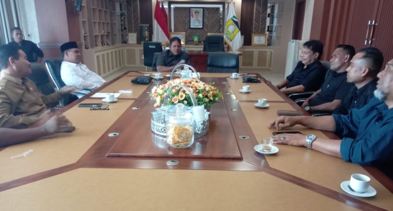 Silaturrahmi Petani Jagung Glee Madat Bung Simek Bustaman Juned (Dan Bus) dengan Bupati Aceh Besar didampingi Kepala Dinas Pertanian Aceh Besar di ruang kerja Bupati Syech Muharram, Senin, (14/07/2025).