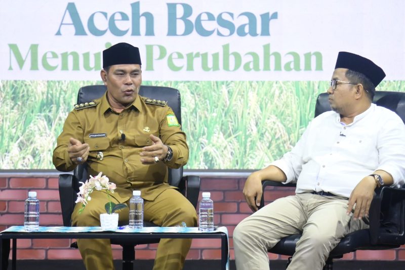 Bupati Aceh Besar H. Muharram Idris berdialog dengan pengamat dan host saat Talk Show 
