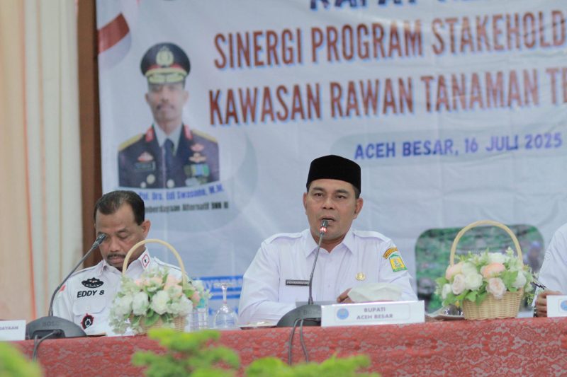 Bupati Aceh Besar Syech Muharram sedang memberikan arahan padan rapat kerja sinergi program stakeholder pada kawasan tanaman terlarang di Kabupaten Aceh Besar yang diselenggarakan oleh BNN Republik Indonesia melalui Direktorat Pemberdayaan Alternatif, di Gedung Dekranasda Gampong Gani, Kecamatan Ingin Jaya, Rabu (16/07/2025).