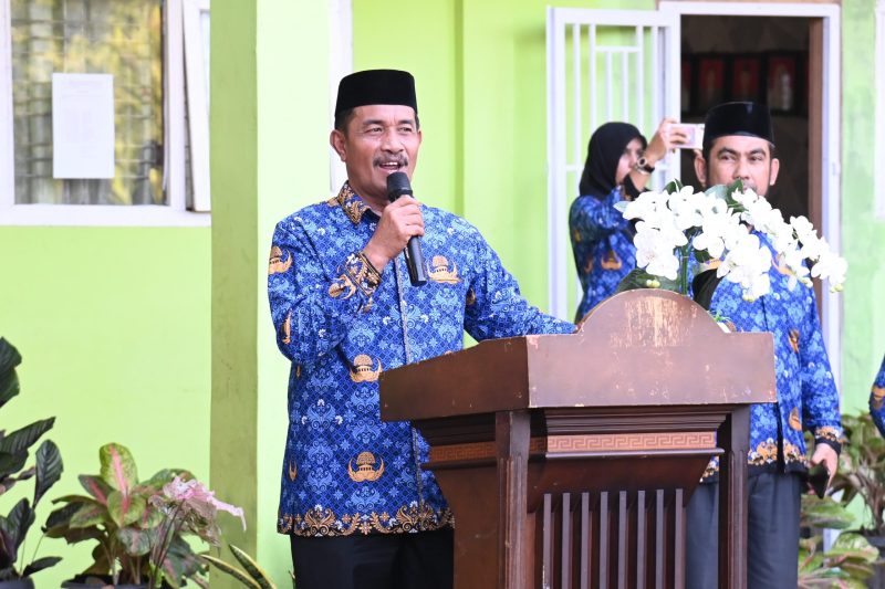 Wakil Bupati Aceh Besar Drs H Syukri A Jalil menyampaikan sanmbutan dalam upacara di MIN 16 Gampong Cot Nambak, Kecamatan Blang Bintang, Aceh Besar, Kamis (17/07/2025). 