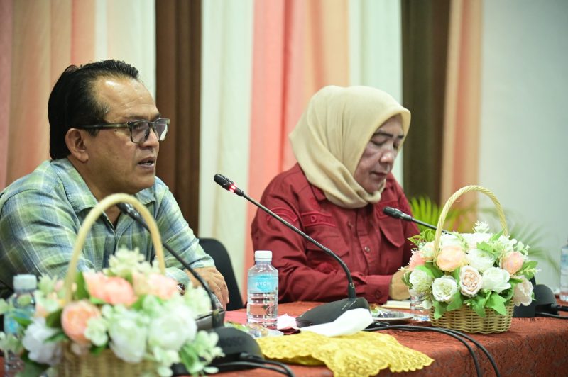 Kepala Bagian Hukum Setdakab Aceh Besar, Rafzan Amin SH. MH menyampaikan kata sambutan saat pembukaan rapat harmonisasi bersama Kantor Wilayah Hukum Aceh tentang Rancangan Peraturan Bupati (Raperbup) tentang tata cara pengangkatan Pj keuchik di Aula Dekranasda Aceh Besar, Gampong Gani, Kamis (17/07/2025). 