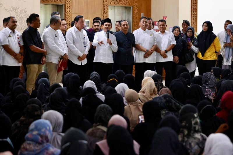 Wakil Gubernur Aceh, Fadhlullah, S.E., menerima seratusan ASN Rumah Sakit Umum Daerah Zainoel Abidin (RSUDZA) yang menggelar aksi menuntut agar Tambahan Penghasilan Pegawai (TPP) juga dibayar selain mendapat Remunerasi, di Loby Kantor Gubernur Aceh, Jumat, (18/07/2025).