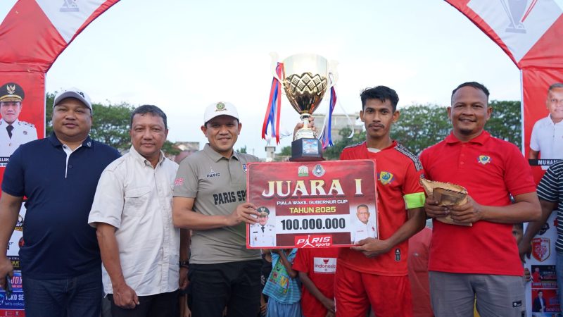 Wakil Gubernur Aceh, Fadhlullah, menyerahkan langsung Piala Wagub Aceh Cup 2025 di Lapangan Bola Kecamatan Mutiara, Kabupaten Pidie,Jumat,18 Juli 2025.