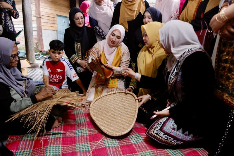 BANDA ACEH – Ketua Dekranasda Aceh Marlina Usman, bersama Ketua Dekranasda se-Aceh, berkunjung ke pusat Kerajinan Bili Droe Official, dii Gampong  Lampanah Tunong, Kecamatan Indrapuri, Minggu (20/7/2025).