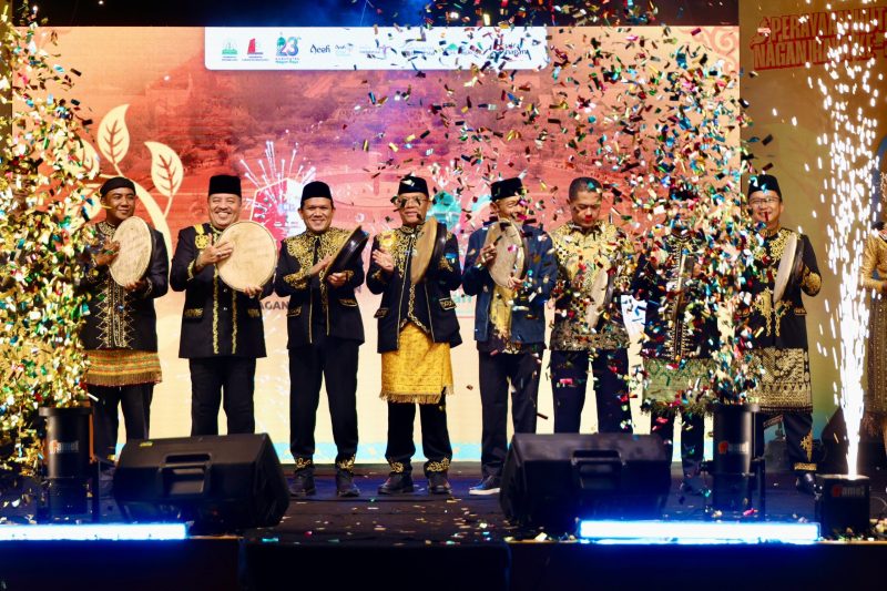 Wakil Gubernur Aceh, Fadhlullah, S.E., menyampai sambutan sekaligus membuka Perayaan HUT Kabupaten Nagan Raya ke-23, di Alun-Alun Suka Makmu, Nagan Raya, Minggu, (20/07/2025).