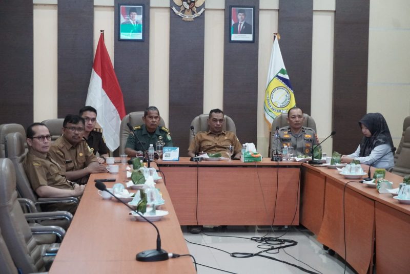 Plh. Asisten II Bidang Perekonomian dan Pembangunan Sekdakab Aceh Besar Darwan Asrizal, SE. MT, mengikuti Rapat Koordinasi (Rakor) Pengendalian Inflasi Daerah yang dirangkaikan dengan pembahasan Evaluasi Dukungan Pemerintah Daerah terhadap Program 3 Juta Rumah, di Kota Jantho, Selasa (22/07/2025).