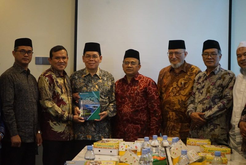 Wakil Gubernur Aceh, Fadhlullah didampingi Kepala Dinas Syariah Islam Aceh, Zahrol Fajri bersmaa Sekjen MUI, Buya Amirsyah saat bersilaturahmi dengan Sekjen MUI di kantor MUI Pusat, Jakarta Pusat, Rabu, 23 Juli 2025. (Foto: Humas BPPA)