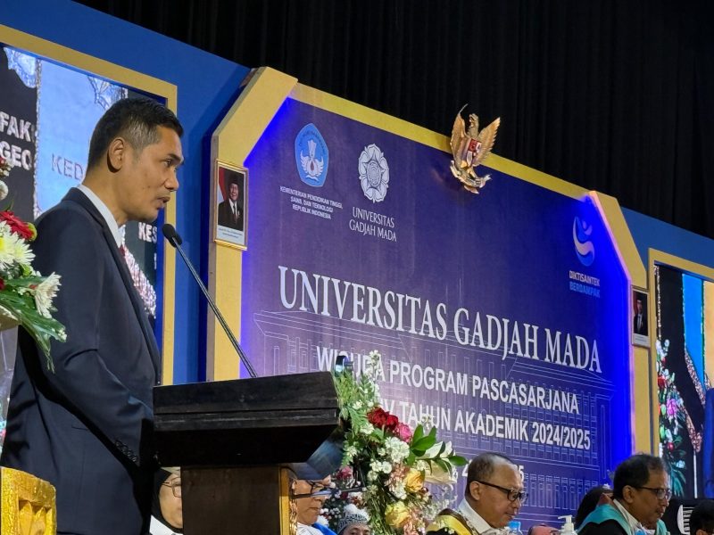 Plt. Sekda Aceh M. Nasir, S.IP, MPA selaku ketua kagama Aceh, Menghadiri Prosesi Wisuda Pascasarjana UGM Periode IV Juli 2025 sekaligus memberikan sambutan dan melakukan penyematan PIN Kagama kepada Wisudawan   (23/7/2025). Di Auditorium Grha Shaba Pramana, Universitas Gadjah Mada, Yogyakarta.
